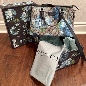 Gucci GG Supreme Blooms Convertible Zip Tote (blue)
